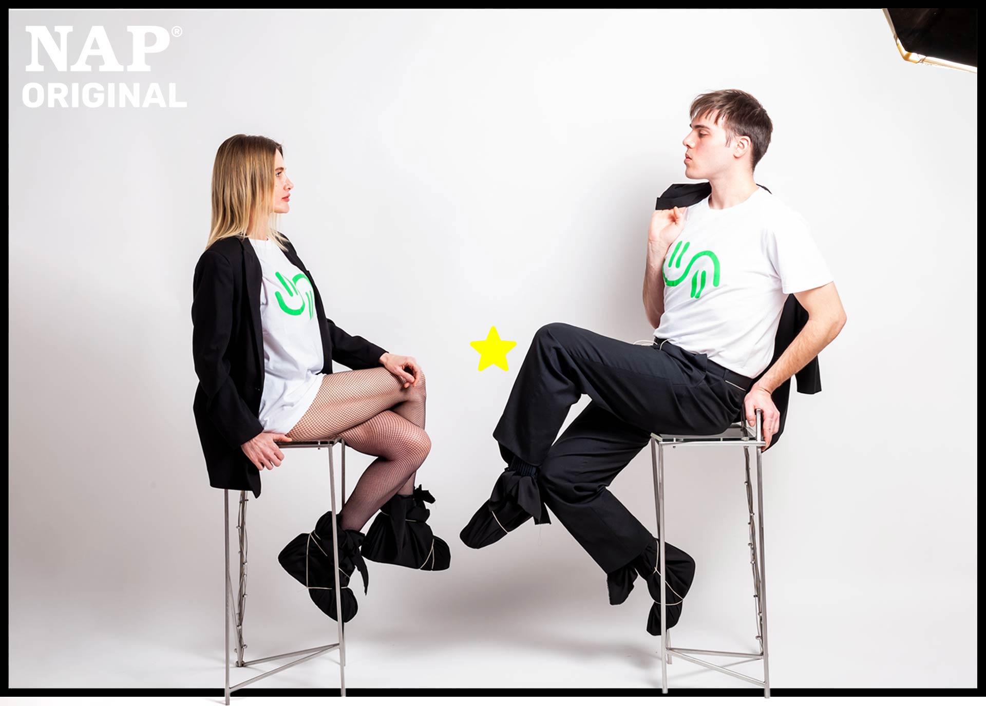 Uomo e donna indossano moda ecosostenibile NAP Original
